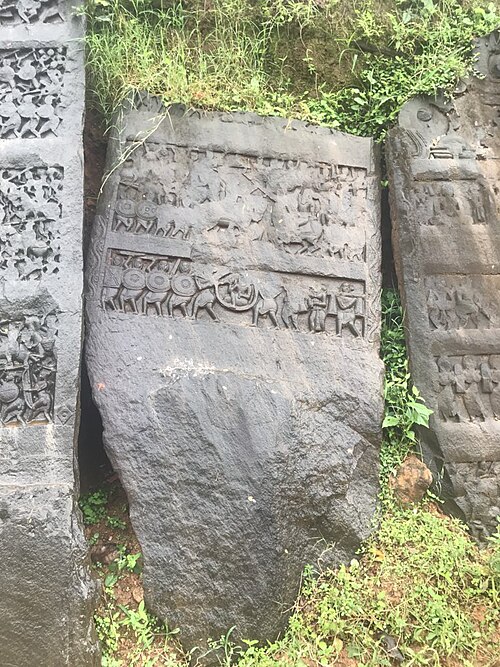 حجر تذكاري عليه نقش باللغة الكنادية القديمة يعود تاريخه إلى عام 1152 ميلادي، مقاطعة شيموغا، كارناتاكا