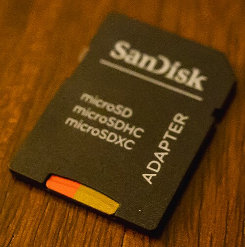 تم إدخال بطاقة microSD في محول بطاقة microSD إلى بطاقة SD