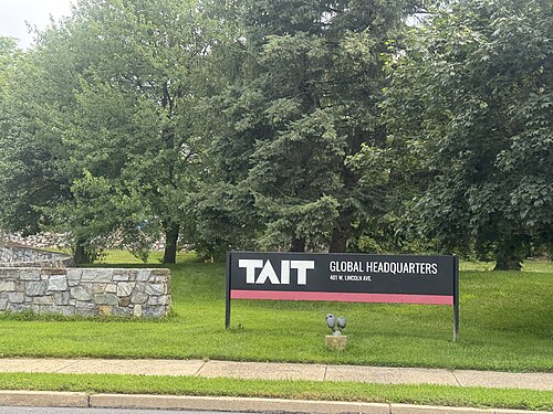 لافتة مقر شركة TAIT في ليتيتز، بنسلفانيا. تحتوي على عنوان المبنى وعبارة "مقر شركة TAIT".