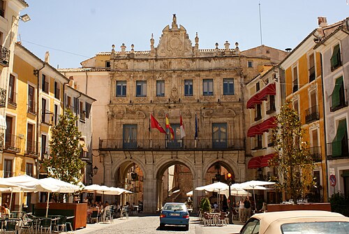 Casa Consistorial de Cuenca، في كوينكا، قشتالة لا مانشا، تم بناؤه بين عامي 1760 و1788 على يد لورنزو دي سانتا ماريا وماتيو لوبيز