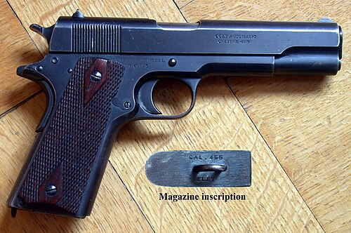 مسدس M1911 "طراز الخدمة البريطانية"، الذي يستخدم خرطوشة ويبل أوتو مارك 1. يحمل السلاح ختم ".455" على المزلقة والجانب السفلي من المخزن