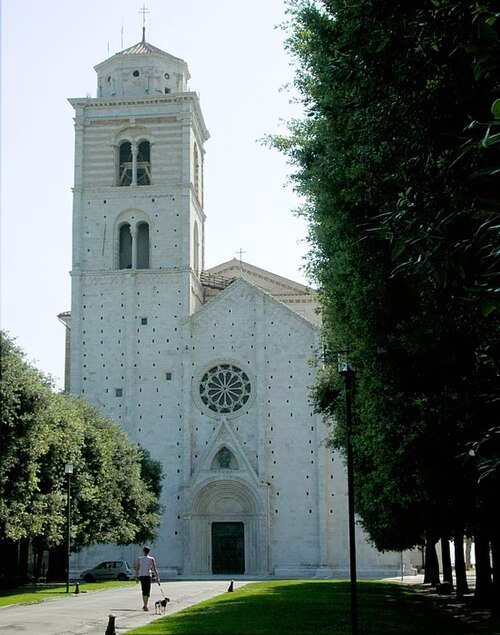 مقر أبرشية فيرمو هو Basilica Cattedrale di Maria SS. أسونتا في سيلو.