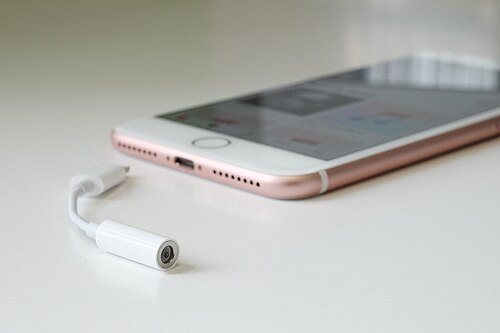 محول مقبس سماعة الرأس بجوار هاتف iPhone 7 Plus