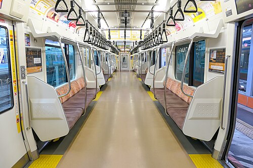 التصميم الداخلي لسلسلة Chūō Line E233-0 في يناير 2022