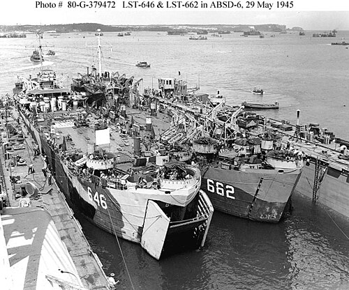السفينة الأمريكية LST-646 والسفينة الأمريكية LST-662 في ABSD-6، في ميناء أبْرا، غوام، 29 مايو 1945