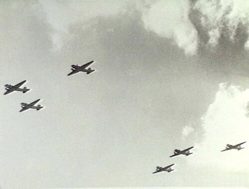طائرات داكوتا التابعة للجناح رقم 86 خلال استعراض جوي في عام 1952
