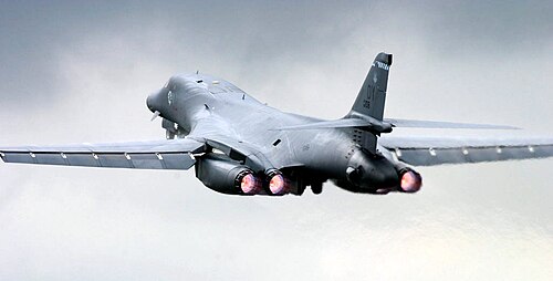 صورة خلفية لطائرة من طراز B-1B في معرض رويال إنترناشونال إير تاتو الجوي عام 2004