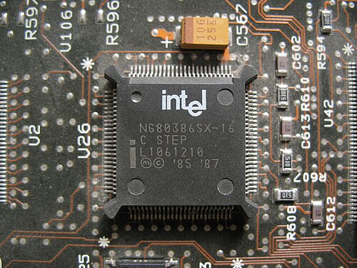 معالج Intel 80386SX مُثبّت على السطح في جهاز كمبيوتر Compaq Deskpro. لا يمكن ترقيته إلا بإجراء تعديل على لوحة الدوائر باستخدام الهواء الساخن.