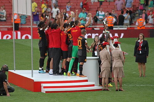 صورة ملونة لفريق غلطة سراي وهم يقفون على منصة التتويج ويحتفلون بفوزهم بكأس الإمارات.
