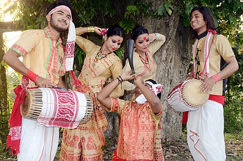شباب من ولاية آسام يؤدون رقصة بيهو.
