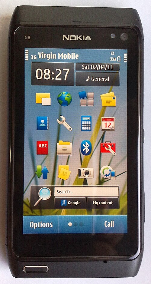 نوكيا N8 هو أول جهاز يعمل بنظام Symbian^3، وأول جهاز مزود بعدسة ضبط تلقائي للصورة بدقة 12 ميجابكسل. (Symbian^3/Anna/Belle)