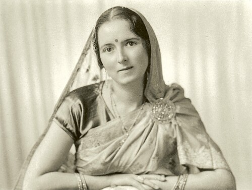 صورة بالأبيض والأسود لسافيتري ديفي وهي ترتدي الزي الهندي، حوالي عام 1937
