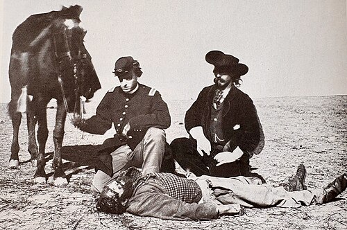 عُثر على جثة رالف موريسون، صائد الجاموس، بعد مواجهة مع قبيلة الشايان عام 1868، بالقرب من فورت دودج، كانساس.