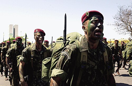 جنود مظليون من الجيش البرازيلي يحملون بنادق FN FAL مزودة بحراب من النوع C في استعراض عسكري.