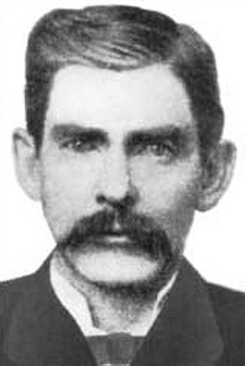 صورة فوتوغرافية غير مطوية يُفترض أنها التُقطت عام 1882 لهوليداي في تومبستون، الجانب الأيسر مقلوب، ياقة القميص قابلة للفصل باتجاه الكاميرا، لا يوجد خصلة شعر بارزة، مصدرها غير معروف.