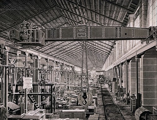 مثال على رافعة علوية تعمل بالبخار من عام 1875، من إنتاج شركة ستوكنهولز إيه جي، فيتر آن دير رور، ألمانيا. صمّمها رودولف بريدت استنادًا إلى تركيب أصلي في ورش سكك حديد كرو.