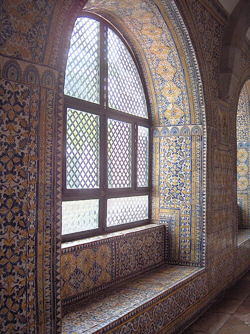 كوادرا (هندسة معمارية) للقديس يوحنا المعمدان مغطاة بأزوليجوس على طراز السجاد (القرن السابع عشر)؛ متحف دا رينها د. ليونور؛ باجة، البرتغال.