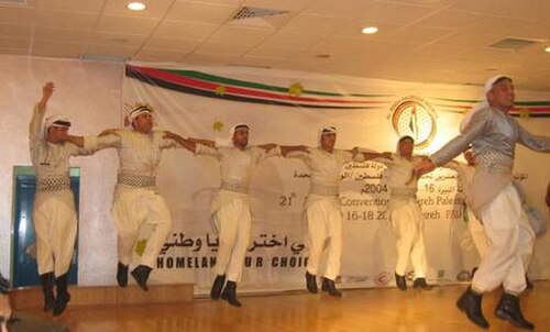 رقصة الدبكة الفلسطينية الشعبية يؤديها الرجال