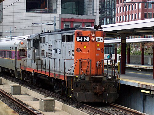 قاطرة من طراز GP9 تابعة لهيئة النقل في بوسطن (MBTA) تدخل محطة ساوث في بوسطن، ماساتشوستس، في رحلة غير تجارية. أُخرجت هذه القاطرة من الخدمة من قبل هيئة النقل في بوسطن عام 2004، وهي معروضة الآن بشكل ثابت في متحف إلينوي للسكك الحديدية منذ سبتمبر 2014.