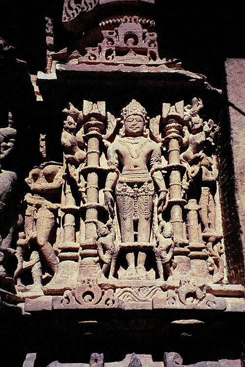 صورة Jivantasvami لـ Tirthankara منحوتة على Torana في معبد Mahavira Jain، Osian
