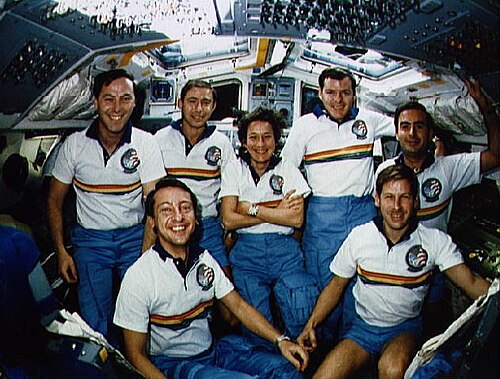 صورة لطاقم مهمة STS-61-B أثناء الرحلة على سطح الطيران الخلفي