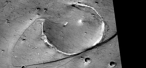 نتوء صخري انسيابي تآكل بفعل التسونامي، كما يظهر في صورة التقطتها كاميرا HiRISE.