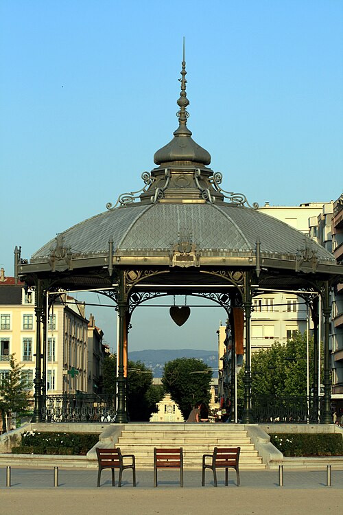 Kiosque Peynet في Champ-de-Mars