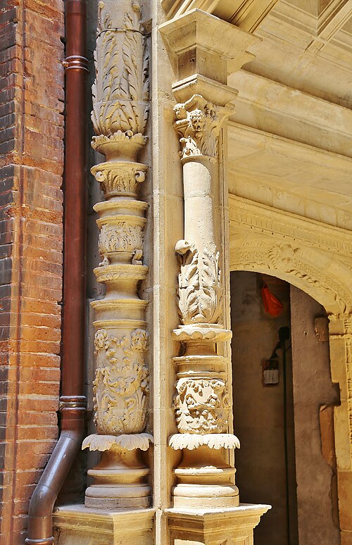 Bernuy: Candelabra columns.