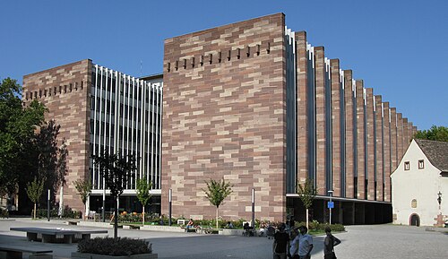 Kollegiengebäude II وساحة الجامعة المركزية