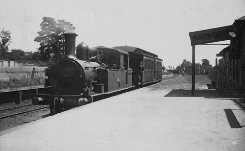 قطار بخاري على رصيف محطة في عام 1926.