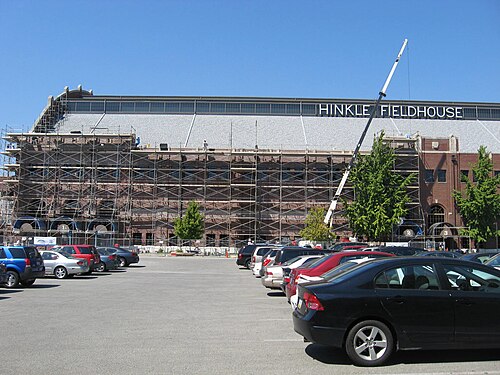 الجانب الجنوبي من ملعب هينكل فيلدهاوس أثناء التجديد