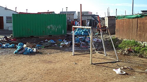 ملعب كرة قدم متهالك في حديقة جو سلوفو، مليء بالحطام