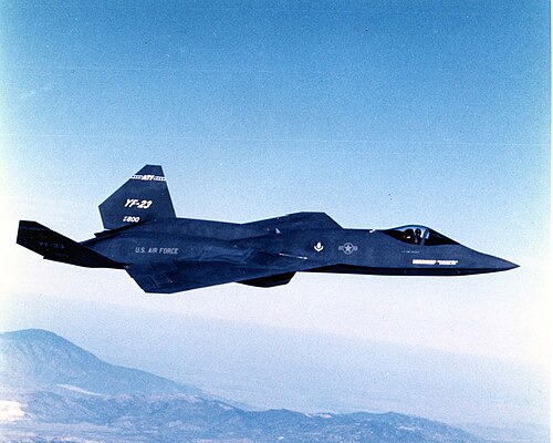 الطائرة YF-23 المطلية باللون الرمادي الفحمي، والمعروفة باسم "الشبح الرمادي"، تظهر في الصورة أثناء تحليقها.