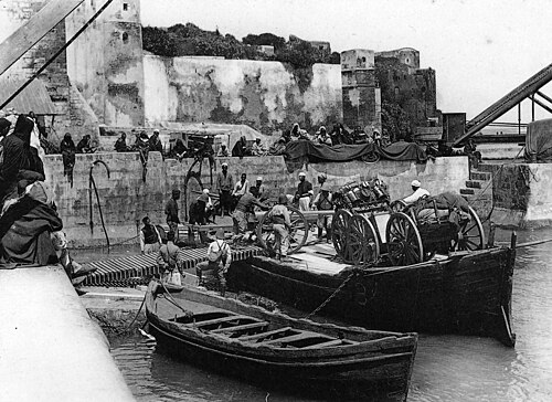 المدفعية الفرنسية في الرباط عام 1911. أدى إرسال القوات الفرنسية لحماية السلطان من التمرد إلى اندلاع أزمة أغادير.