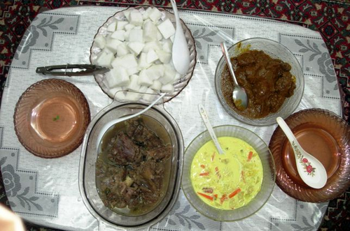 أربعة أطباق يتم تناولها تقليديًا خلال Hari Raya Puasa أو Hari Raya Haji تظهر على الطاولة.