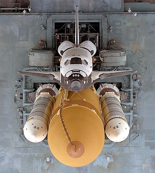 صورة علوية لمركبة أتلانتس وهي تجلس فوق منصة الإطلاق المتنقلة (MLP) قبل إطلاق مهمة STS-79.