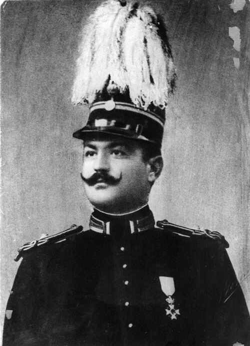 ملازم ثانٍ يحمل شجيرة ريش طاووس احتفالية، حوالي عام 1904