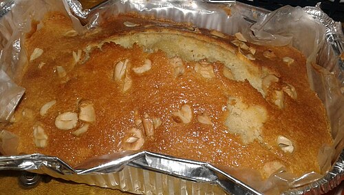 كعكة زبدة مصنوعة من الكاجو في مقلاة هوائية، في وعاء من ورق الألومنيوم.