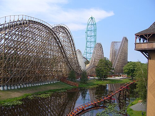 تصميم El Toro ذهابًا وإيابًا مع Kingda Ka في الخلفية
