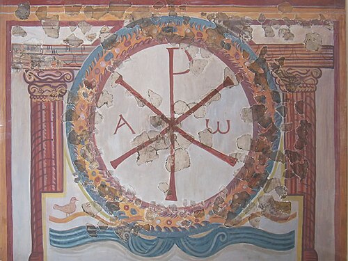 إعادة بناء جدارية Chi-Rho من الفيلا الرومانية في لولينغستون، بما في ذلك Alpha و Omega.