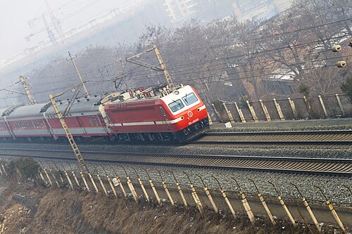A SS7E electric locomotive on the electrified Longhai railway