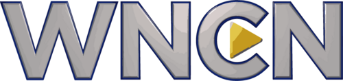 حروف فضية "WNCN" بخط sans serif مع حواف زرقاء. يوجد في منتصف حرف C مثلث يشير إلى الأمام.