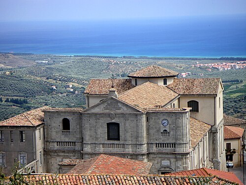 المقر المشترك لأبرشية كاتانزارو سكويلاتشي هو Concattedrale di S. Maria Assunta (Squillace).