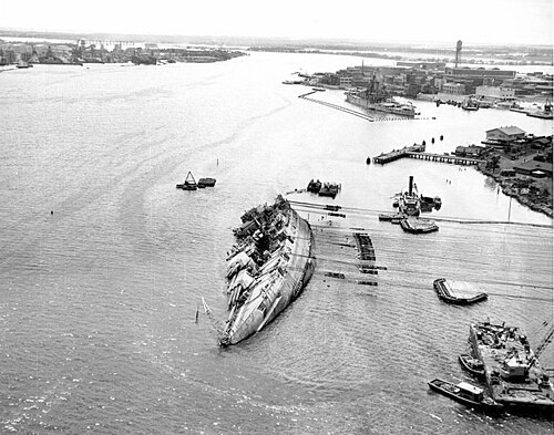 في 29 مارس 1943، استقامت أوكلاهوما بزاوية حوالي 30 درجة. تقع جزيرة فورد على اليمين.