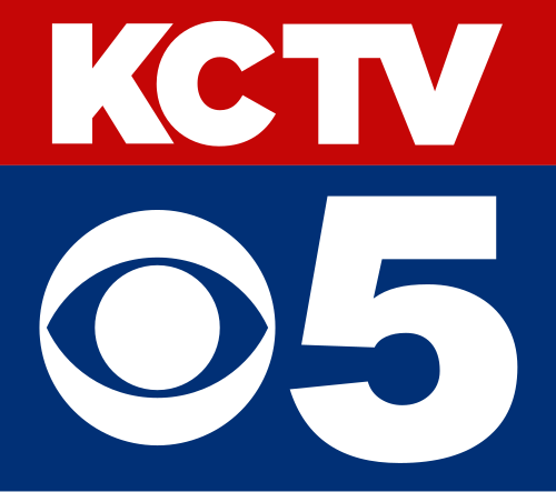 مربع أحمر يحمل الأحرف KCTV باللون الأبيض بخط عريض بدون زوائد. أسفله مربع أزرق يحمل شعار عين CBS والرقم 5 باللون الأبيض بخط بدون زوائد.