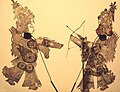 شخصيات مسرحية الظل الصينية، محاربان؛ مجموعة من عصر تشيان لونغ؛ حوالي عام 1780، متحف دويتشز ليدرميوزيوم، أوفنباخ، ألمانيا