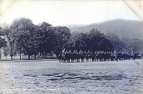 تدريب سلاح الفرسان في السهل، 1907 (ثكنات بيرشينغ في أعلى اليسار)