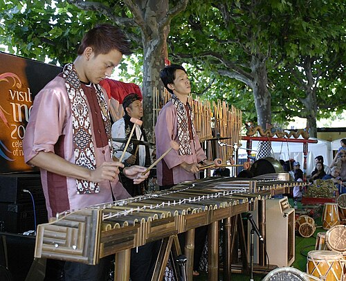 عرض Angklung calung في فرانكفورت، ألمانيا.