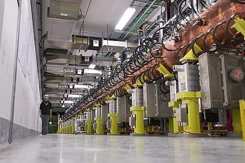 يقوم جهاز Linac4، الذي سيحل محل جهاز Linac 2 في عام 2020، بتسريع أيونات الهيدروجين السالبة التي يتم بعد ذلك تجريدها من إلكتروناتها.