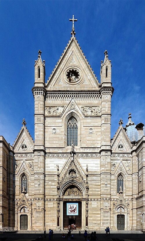 مقر أبرشية نابولي هو Cattedrale di Santa Maria Assunta.